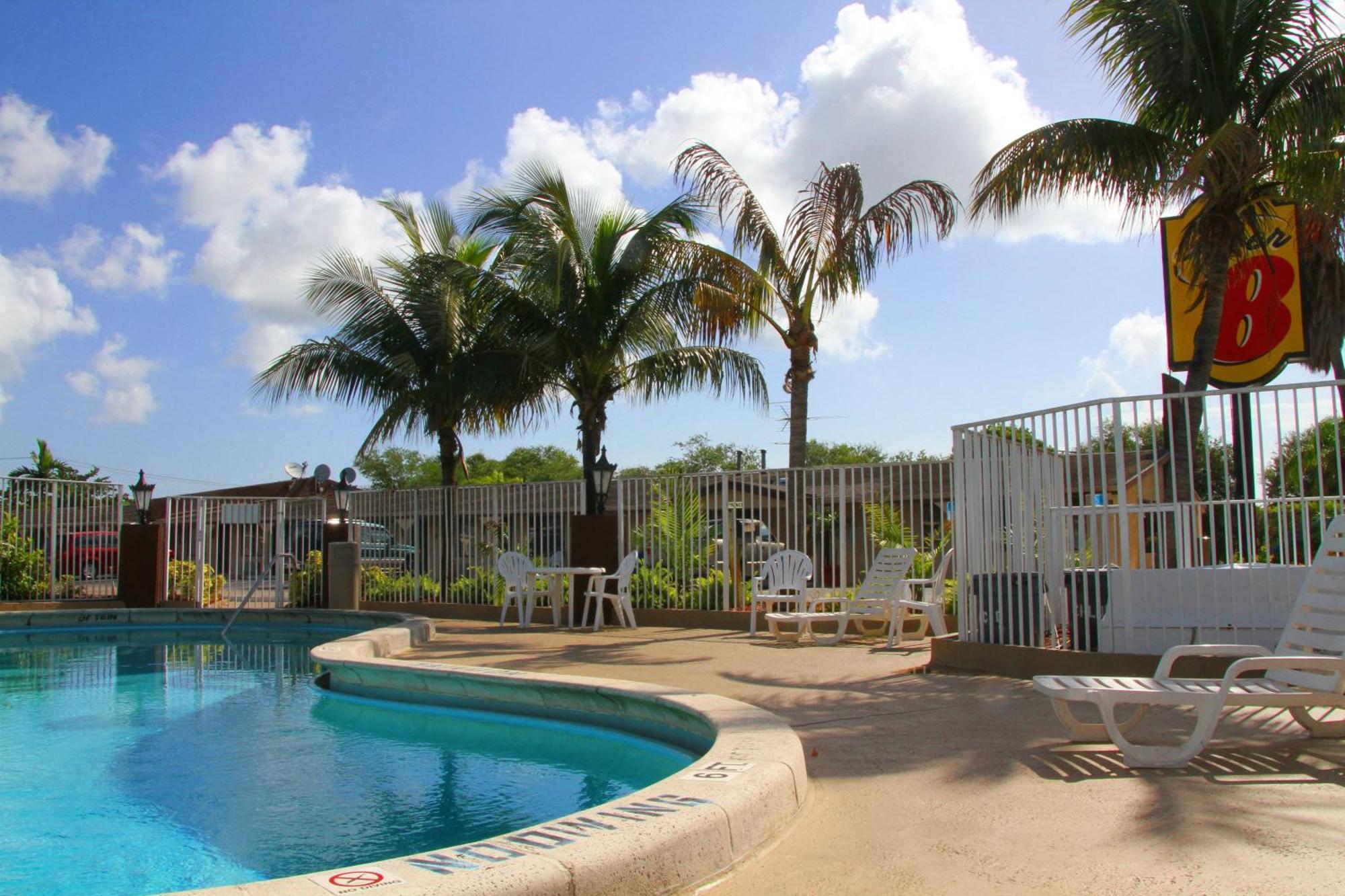 Super 8 By Wyndham Lantana West Palm Beach Motel Exterior photo