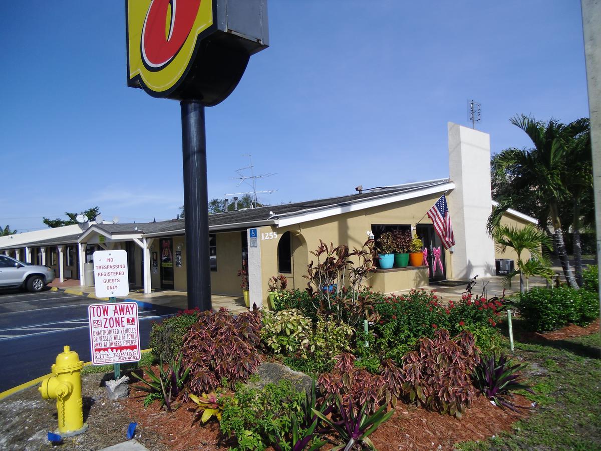 Super 8 By Wyndham Lantana West Palm Beach Motel Exterior photo