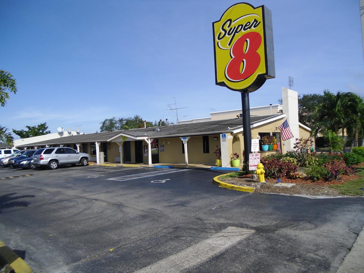 Super 8 By Wyndham Lantana West Palm Beach Motel Room photo