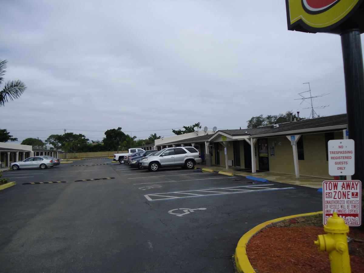 Super 8 By Wyndham Lantana West Palm Beach Motel Exterior photo