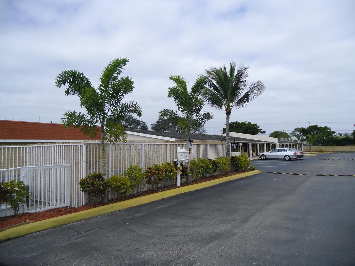 Super 8 By Wyndham Lantana West Palm Beach Motel Exterior photo