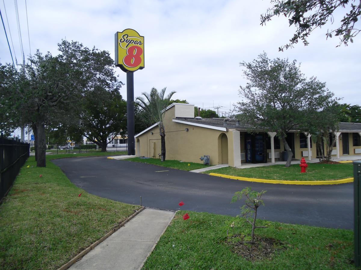 Super 8 By Wyndham Lantana West Palm Beach Motel Exterior photo