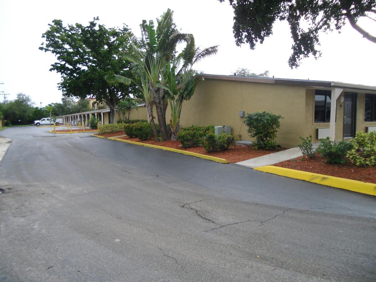 Super 8 By Wyndham Lantana West Palm Beach Exterior photo
