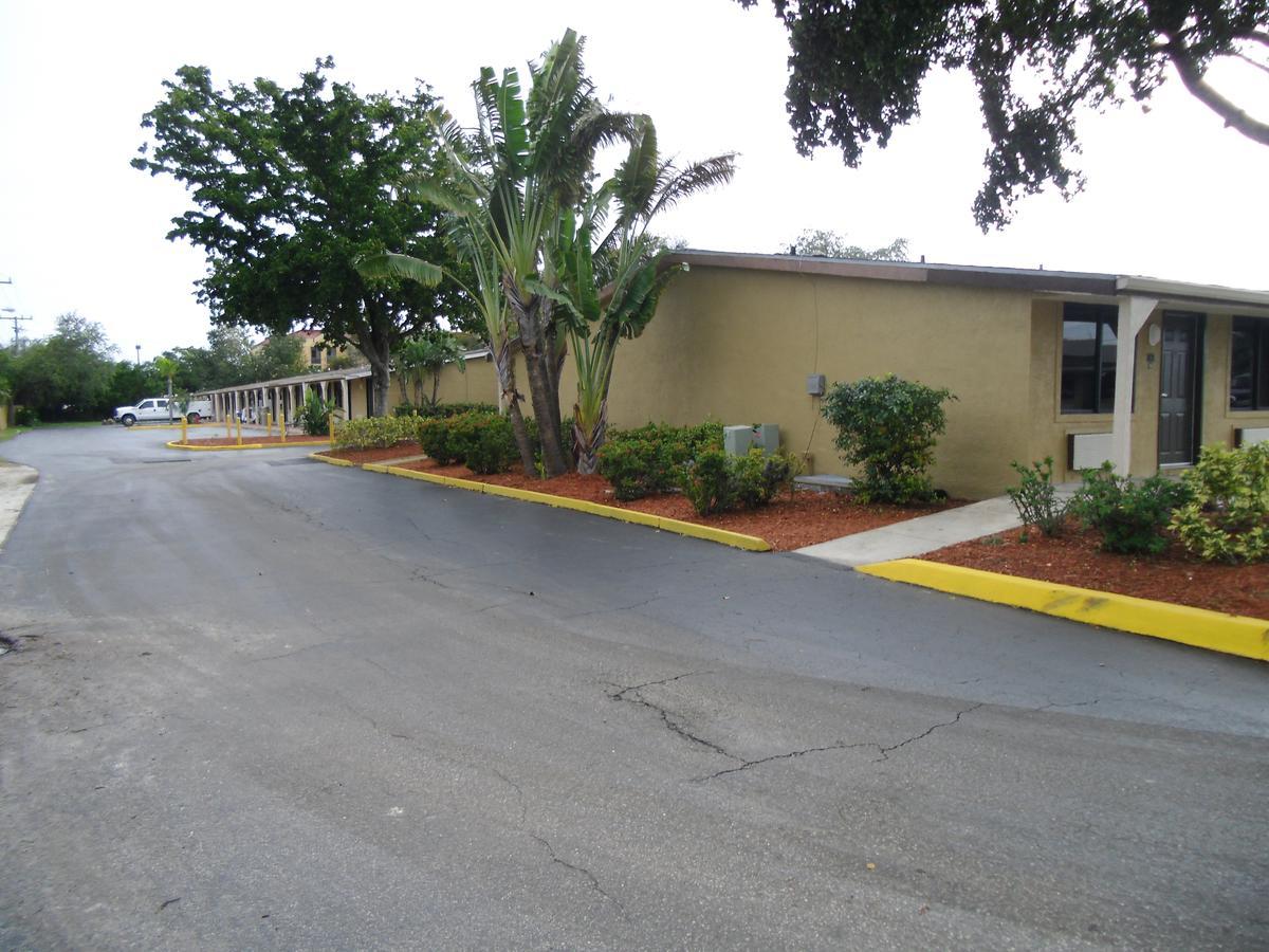 Super 8 By Wyndham Lantana West Palm Beach Motel Exterior photo