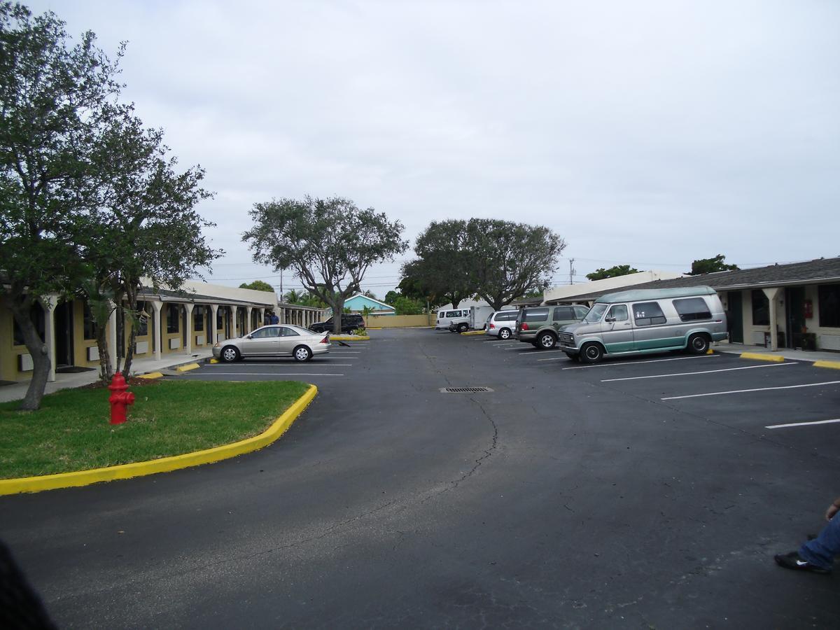 Super 8 By Wyndham Lantana West Palm Beach Motel Exterior photo