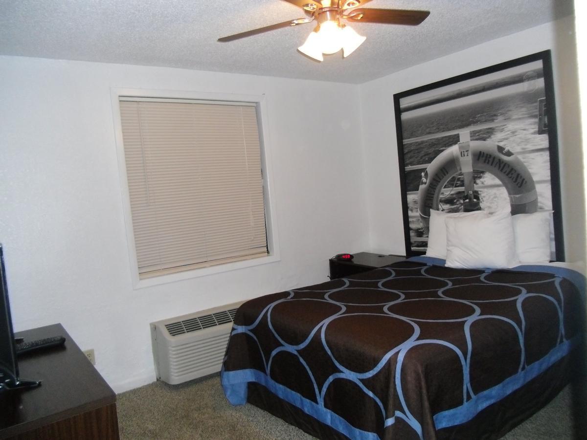 Super 8 By Wyndham Lantana West Palm Beach Motel Room photo